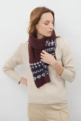 Polera de tejido de punto fino en color beige, con cuello alto y mangas largas con puños acanalados.