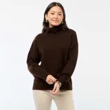 Suéter de punto color marrón, con cuello alto, mangas largas y diseño holgado.