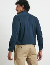 Pantalon de corte recto y estilo casual, color negro, con cierre frontal y bolsillos laterales.