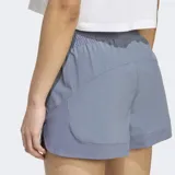 Short deportivo Adidas de tiro alto con cintura elástica ancha, confeccionado en tejido liviano con aberturas laterales para mayor libertad de movimiento. Incluye tecnología Climacool para absorción de sudor y logo de la marca estampado en el frente.