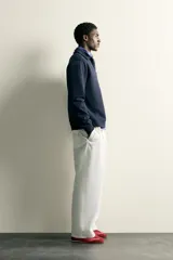 Sudadera polo de corte regular, confeccionada en tejido técnico interlock de algodón con elasticidad. Presenta cuello solapa, cierre frontal de cremallera y manga larga con puños acabados en rib.