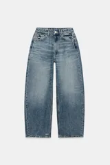 Jeans de tiro medio con diseño baggy, de pernera ancha y corte holgado. Cuenta con cinco bolsillos, trabillas para cinto y cierre frontal con cremallera y botón metálico.