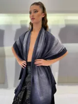 Chal de lana merino teñida, color naranja y celeste, de tejido fino y suave.