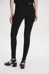 Jeans Levi's modelo Mile High Super Skinny de tiro súper alto, corte ajustado en cadera, muslos y piernas hasta el tobillo. Confeccionados en denim elástico para mayor comodidad y ajuste.