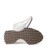 Championes urbanos New Balance modelo Lifestyle, color blanco con detalles en beige y marrón, confeccionados con superposiciones de gamuza y base sintética. Presentan el característico logo "N" en los laterales y suela dentada de goma.
