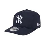 Gorra New Era modelo 1920 de los New York Yankees, color azul marino con el logo del equipo bordado en blanco en el frente y la bandera de la marca en el lateral. Cuenta con visera curva y diseño ajustable.