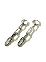 Par de aros colgantes plateados con forma de cadena de eslabones rectangulares.