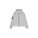 Campera canguro con cierre frontal, capucha, bolsillos laterales y parche bordado en el pecho, confeccionada en tejido de neopreno gris melange.