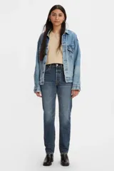 Pantalón de jean azul de corte recto, tiro alto y confeccionado en denim 100% algodón.