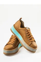 Zapatillas deportivas color marrón con cordones, suela gruesa con detalles en celeste y gris.