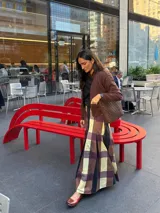 Bolso tipo tote bag de cuero trenzado a mano, en tonos marrón y negro, con asas trenzadas.