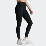 Calza de compresión de tiro alto, color negro, confeccionada en tejido de punto doble suave. Presenta un diseño estilizado con costuras planas para reducir el roce y bolsillo trasero abierto.