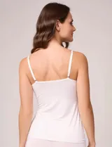 Musculosa de lencería color blanco, con escote redondo adornado con detalle de puntilla y tirantes finos regulables. Confeccionada en tejido seamless de alta elasticidad para un ajuste ergonómico y acabado invisible.