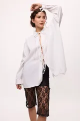 Pantalón capri negro de encaje con calza interior.