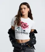 Remera de corte ajustado con cuello redondo y mangas cortas. Presenta un estampado frontal con diseño de rosas y la palabra Delirium en tipografía gótica.
