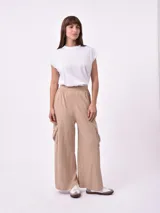 Pantalón negro de tiro alto con elástico en la cintura, corte ancho y bolsillos cargo a los lados.