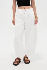 Pantalón de jean blanco de tiro medio, con diseño de silueta barrel, bolsillos clásicos y costuras con pinzas decorativas en la zona de las rodillas.