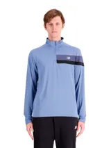 Buzo deportivo New Balance modelo Accelerate HZ, color azul, de manga larga con cuello alto y cierre frontal parcial. Cuenta con franjas horizontales en contraste en el pecho y el logo de la marca.
