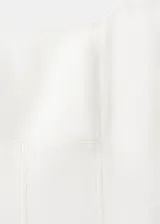 Vestido midi color blanco de lino, sin mangas, con escote cuadrado, corte en la cintura y falda evasé con bolsillos laterales.