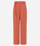 Pantalón wide leg de cintura alta, confeccionado en viscolino color blanco, con trabillas en la cintura, elástico atrás de la cintura, cierre tradicional, pliegues y cinturón de cuerda.