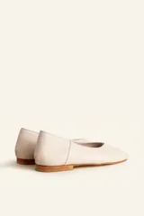 Zapato chatita de cuero bordó, de una sola pieza, con punta cuadrada y suela de cuero natural.