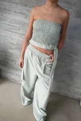 Pantalón cargo color verde agua, de corte ancho y tiro alto, con cintura elastizada y bolsillos laterales.