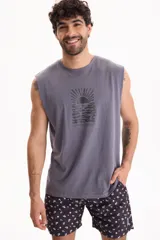 Musculosa de algodón color gris, con cuello redondo y estampa frontal que representa un atardecer con la inscripción "sunrise kingdom".