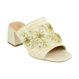 Sandalia tipo zueco color crema, con taco cuadrado bajo y capellada bordada con flores y cuentas doradas.