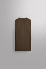 Musculosa deportiva de Zara Athleticz, confeccionada en tejido técnico elástico y transpirable. Presenta cuello redondo, diseño sin mangas y costuras planas termoselladas para mayor confort. Incluye detalle de logo en el dobladillo inferior.