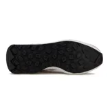 Championes New Balance Lifestyle, color gris oscuro y rosa claro, con detalles en blanco y rojo. Presentan el logo "N" en los laterales y suela de goma.