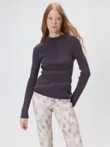 Polera de tejido rib color marrón oscuro, con diseño de cuello alto y calce ajustado al cuerpo, de manga larga.