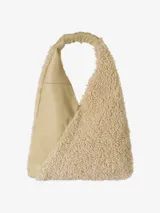 Cartera tipo hobo de silueta envolvente, con textura afelpada color crema en el exterior y detalles de cuero liso color beige en el interior y asa.