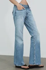 Jeans de tiro bajo con diseño bootcut y acabado flare en el bajo. Cuenta con cinco bolsillos, trabillas para cinturón y cierre frontal con cremallera y botón metálico.