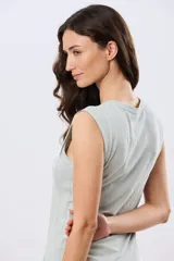 Musculosa de algodón color beige, de corte clásico con cuello redondo y diseño liso.