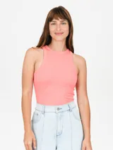 Musculosa de tejido acanalado en color rosado, con cuello redondo y diseño ajustado al cuerpo.