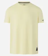 Remera deportiva de hombre en color rojo oscuro, con mangas cortas, cuello redondo y detalle de líneas negras en la manga. Confeccionada en poliéster con tecnología dry fit.