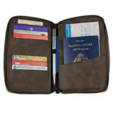 Portapasaporte de cuero genuino con acabado texturizado y cierre perimetral. Cuenta con tecnología de protección anticlonación, capacidad para dos pasaportes, seis tarjetas, efectivo y documentos de viaje.