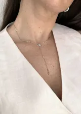 Collar plateado con dije colgante en forma de estrella y circonitas.