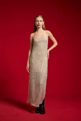 Vestido largo al cuerpo con lentejuelas plateadas, tirantes finos regulables y escote recto.