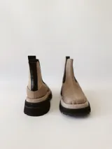 Botas Chelsea color visón de cuero con elástico lateral negro, suela track y tirador trasero.