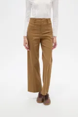 Pantalón de algodón color blanco, de tiro alto y corte flare, con bolsillos y detalles de vivos.