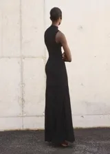 Vestido largo de diseño combinado con cuerpo entallado de punto fino y falda evasé fluida. Presenta cuello perkins, diseño sin mangas y cierre de cremallera en la parte posterior.