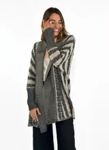 Saco abierto de tejido de punto con rayas horizontales en tonos gris oscuro y beige. Tiene mangas largas con puños acanalados y diseño con diferentes texturas.