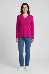 Sweater de punto color fucsia, con escote en V, mangas largas y diseño holgado con aberturas laterales en el dobladillo.