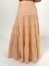 Falda larga de algodón color negro, con corte campesino y diseño escalonado.