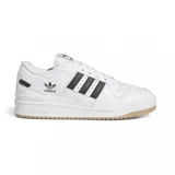 Championes adidas Forum 84 Low Adv de estilo urbano, confeccionados en cuero blanco con las icónicas tres tiras laterales en color negro. Presentan el logo del trébol en el lateral y en la lengüeta, con una suela de goma color caramelo que aporta un contraste clásico.