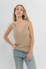 Musculosa tejida color amarillo pálido, con escote en V delantero y trasero.