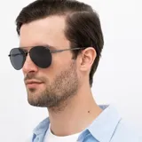 Lentes de sol INVU modelo IB12404A, estilo aviador, con montura metálica color negro y lentes polarizadas color azul.