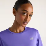 Remera deportiva de manga corta con tecnología de secado rápido, confeccionada en tejido técnico con textura sutil. Presenta cuello redondo y logotipo reflectante de la marca en el pecho.