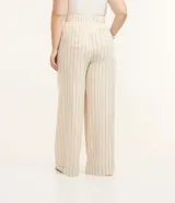Pantalón ancho estilo pantalona color beige con estampado de rayas verticales finas. Cuenta con elástico en la espalda, bolsillos laterales y traseros, y botón de nácar en la cintura.